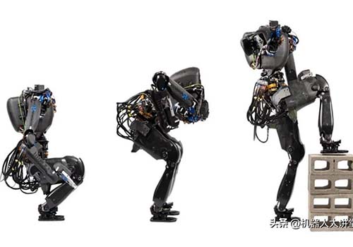 Robot hình người hai chân đỉnh cao dàn dựng 