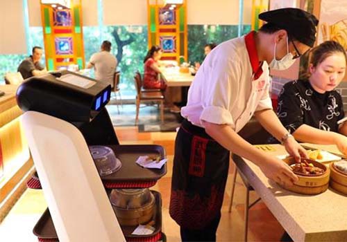 Tại sao nhân viên phục vụ robot lại được yêu thích tại nhà hàng?