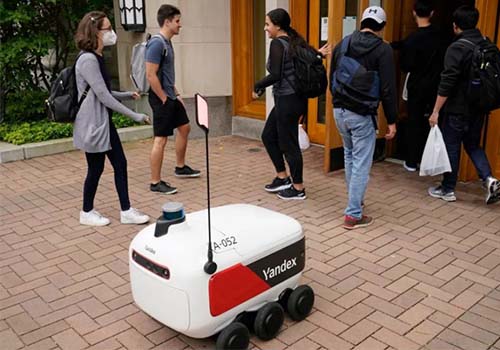 Robot AMR giao đồ ăn trên đường phố, liệu công việc mang đi sẽ bị thay thế?