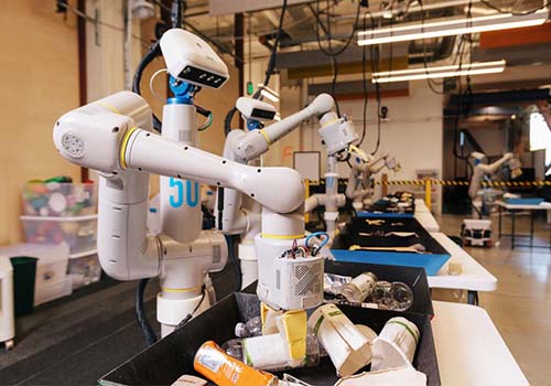 Công ty mẹ của Google triển khai 100 robot tại văn phòng. Còn bao xa so với robot 